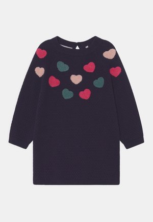 Vestido suéter azul marino con un patrón texturizado, que presenta aplicaciones de corazones multicolores en rosa y verde a lo largo del pecho y los hombros.