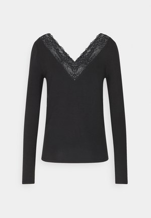 Czarny top z długim rękawem z głębokim dekoltem w kształcie litery V, ozdobiony misterną koronką w tym samym kolorze. Miękki materiał, dopasowany krój, gładka faktura.