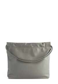 Sac à main en cuir gris avec une texture douce, une forme compacte et une seule bandoulière. Présente un haut froncé pour un look décontracté.