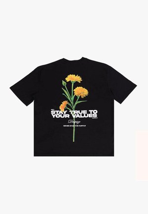 Černé bavlněné tričko s květinovou grafikou, na níž jsou žluté květiny a zelené stonky, vedle bílého textu na zadní straně. Krátké rukávy, kulatý výstřih.