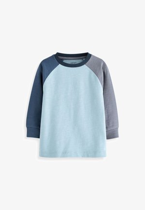 T-shirt à manches raglan avec un corps bleu clair, des manches bleu foncé et gris, fabriqué en coton doux avec un col et des poignets en bord-côte.