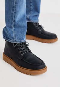 ABNER RED TAB - Snörstövletter - regular black