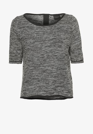 Haut gris et noir en maille à manches courtes, avec encolure arrondie et bordure noire aux manches et à l'ourlet.