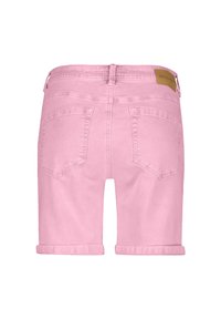 Lyserøde denimshorts med opfoldede manchetter, der har to baglommer og en brun etiket på livet. Glat tekstur.