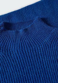 Pull en tricot bleu vif, avec un col montant côtelé, un motif texturé et une finition douce. Accent mis sur un côtes verticales serrées.