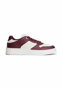 Bordowe i białe skórzane sneakersy o niskim kroju, z perforowanym noskiem i białą gumową podeszwą. Posiada złote oczka i szczegóły z brandingiem.