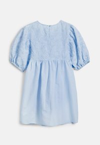 Světle modré šaty s texturovaným živůtkem a květinovou výšivkou, krátkými nabíranými rukávy a splývavou sukní. Zapínání na knoflíky na zádech.
