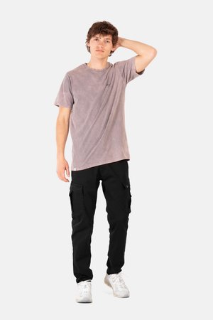 Helles graues T-Shirt mit kurzen Ärmeln und rundem Ausschnitt, kombiniert mit schwarzen Cargo-Hosen mit Seitentaschen und schmaler Passform, getragen mit weißen Sneakern.