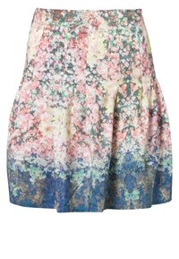 Falda con estampado floral y pliegues, hecha de una tela ligera, que muestra colores rosa, verde y azul en un patrón degradado.