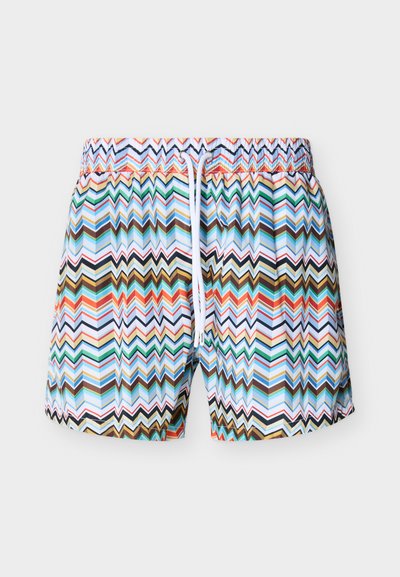 Shorts de bain colorés avec un motif en zigzag rouge, vert, bleu et marron. Taille élastique avec un cordon blanc et détails de coutures.