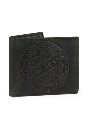 Cartera de cuero negro con logo y texto en relieve. Presenta un acabado texturizado, bordes cosidos y un diseño de doble pliegue. Dimensiones no especificadas.