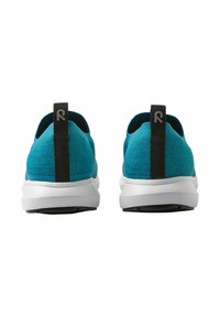 Sneakers w kolorze morskim z czarną pętlą na pięcie, białą podeszwą i fakturowanym wierzchem. Charakteryzują się konstrukcją typu slip-on oraz gładkim, zaokrąglonym noskiem.