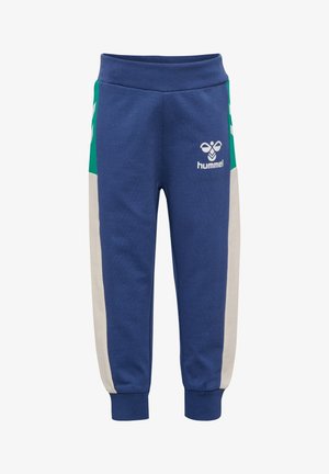 Blaue Jogginghosen mit grünen und cremefarbenen Seitenpanelen, elastischem Bund, schmalen Bündchen und einem auffälligen weißen Logo von "hummel" auf der Vorderseite.