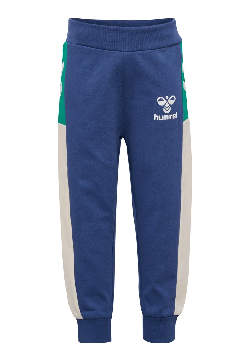 Blauwe trainingsbroek met groene en crèmekleurige zijpanelen, elastische tailleband, aansluitende boorden en een opvallend wit logo van "hummel" aan de voorkant.
