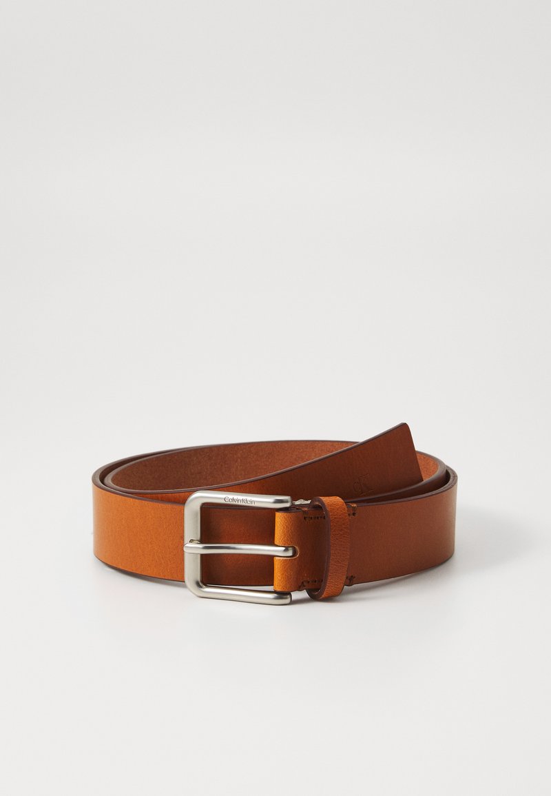 Ceinture en cuir marron avec une boucle en métal argenté, présentant une texture lisse et un design classique, adaptée pour un usage décontracté ou formel.