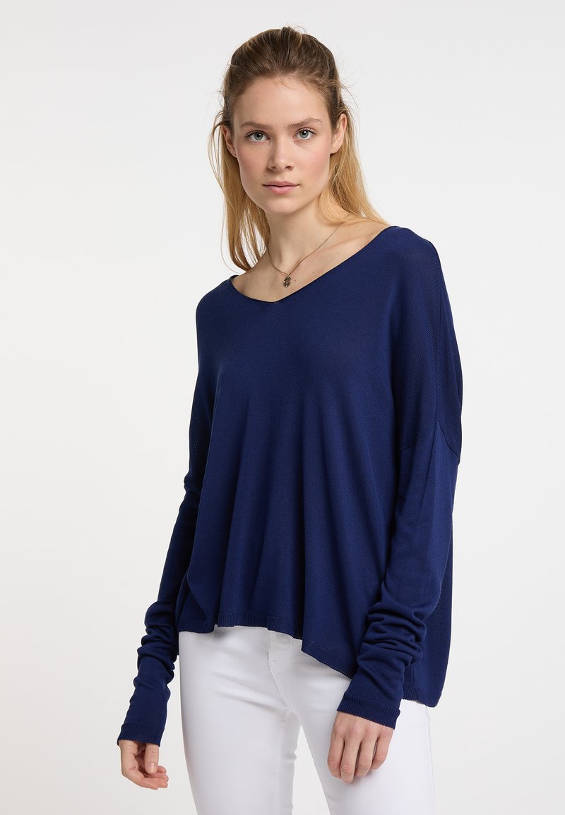 Maglione blu navy a maniche lunghe con scollo ampio e vestibilità comoda. Il tessuto sembra morbido con polsini a costine e orlo leggermente curvato.
