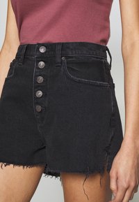 Abercrombie & Fitch Short en jean - black denim