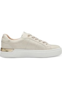 Helle beige Sneaker mit einem glatten, lederähnlichen Obermaterial, runder Zehenpartie und weißer Plateausohle. Verfügt über goldene Akzente an der Ferse und den Ösen.