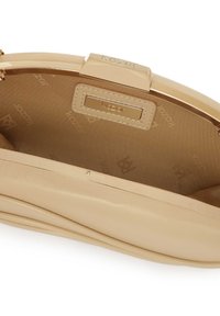 Borsa a tracolla in pelle beige con una texture liscia. Presenta una chiusura in metallo dorato e un interno foderato con tessuto di marca. La forma è strutturata con bordi morbidi.