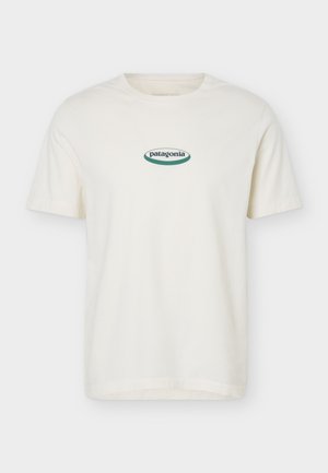 Bijela majica kratkih rukava s okruglim izrezom i malim zelenim ovalnim logom "patagonia" u sredini prsa.