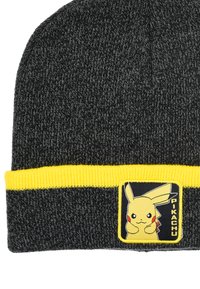 Gorro de punto gris con visera amarilla. Presenta un parche de Pikachu en negro y amarillo, que representa a un personaje de dibujos animados con rasgos prominentes.