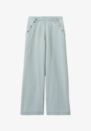 Jean bleu clair à jambes larges avec taille haute et six boutons métalliques décoratifs sur les poches avant.