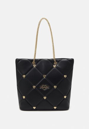 Sac cabas matelassé noir avec des clous en forme de cœur dorés et des anses chaîne, avec un logo Love Moschino doré central.