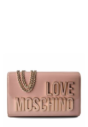 Glanzend blushroze rechthoekige handtas met gouden kettingbandje en grote gouden "LOVE MOSCHINO" letters aan de voorkant.