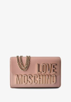 Glanzend blushroze rechthoekige handtas met gouden kettingbandje en grote gouden "LOVE MOSCHINO" letters aan de voorkant.