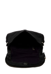 Schwarze Lederhandtasche mit weichem Außenmaterial, offenem Oberteil, dunkler Innenauskleidung, mit Reißverschlussverschluss und doppelten Metallelementen.