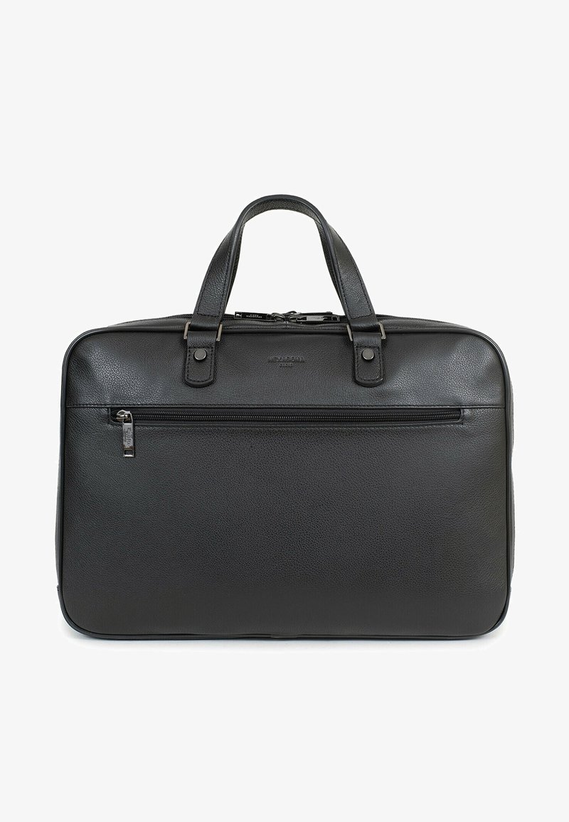 Malette en cuir noir avec deux poignées supérieures, une poche zippée à l'avant et une texture lisse ; présente un branding subtil.