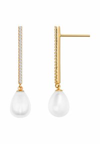 Złote kolczyki wiszące z prostym prętem ozdobionym małymi cyrkoniami, utrzymującym białą perłę w kształcie łzy.