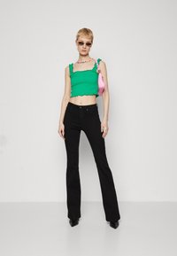 ONLY Tall ONLROSE RETRO - Alt laienevad teksad - washed black
