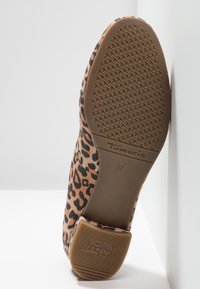 Semelle de chaussure plate imprimée léopard, taille 37, de la marque Tamaris avec un talon antidérapant, motif de semelle texturé.