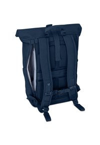 Marineblauwe rugzak met oprolbare bovenkant, gevoerde achterkant, verstelbare schouderbanden, een zijritszak en een borstgespsluiting.