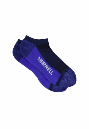 Paire de chaussettes de sport basses violettes et bleu foncé avec le nom de la marque Merrell sur le côté.