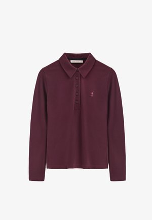 Bordeaux-poloshirt met lange mouwen, een kraag, zes knopen en een klein roze logo aan de linkerzijde. Gemaakt van zacht, effen materiaal.
