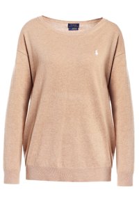 Jasno-beżowy, oversize sweter, okrągły dekolt, długie rękawy, wykonany z miękkiego materiału. Posiada małe białe logo na lewej piersi.