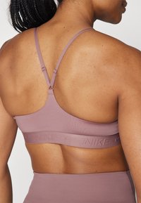 Nike Performance INDY BRA - Neliela atbalsta sporta krūšturis - smokey mauve