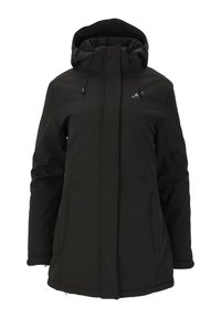 Sort softshell jakke med høj krave, snoretræk i huen og to sidelommer. Har en glat tekstur og minimalistisk grå logo detalje.