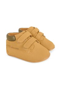 Peuterschoenen in geel faux leer met twee klittenbandsluitingen, ronde neus en olijfgroene hakaccent. Bevat logo aan de zijkant.