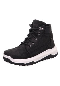 Bottines en daim noir avec une semelle blanche coussinée, dotées de lacets noirs, d'œillets métalliques et d'une tige texturée pour une meilleure adhérence.