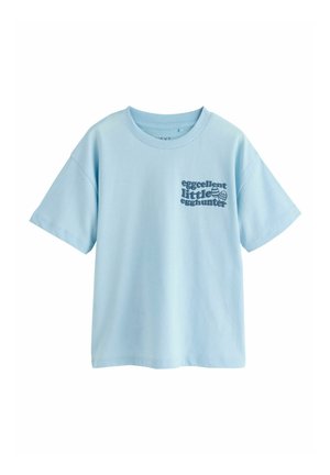 Lichtblauw kindert-shirt met korte mouwen en ronde hals, met marineblauwe tekst "eggcellent little egghunter" en twee versierde paaseieren.