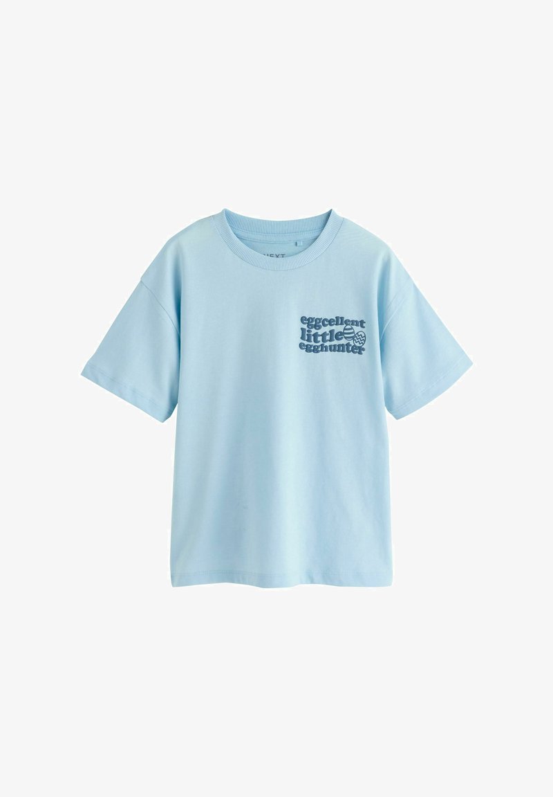 Maglietta per bambini a maniche corte color azzurro chiaro con collo rotondo e scritta blu navy "eggcellent little egghunter" con due uova di Pasqua decorate.