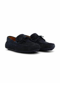 Dunkelblaue Wildlederschuhe im Mokassinstil mit abgerundeter Spitze, gestickten Details und einer Schleifenakzentuierung auf dem Obermaterial. Strukturierte Gummisohle für guten Halt.