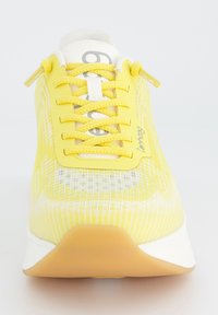 Chaussures de sport jaunes avec une tige en mesh texturé, des lacets assortis et une semelle blanche rembourrée. Présente un logo proéminent et un col doux.