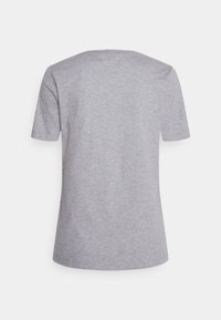 Camiseta de color gris claro con mangas cortas, escote redondo y una textura suave y lisa. La vista trasera muestra un diseño sin adornos, sin patrones ni acentos.