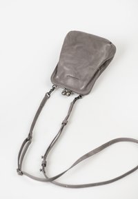 Borsa a tracolla in pelle grigia con forma arrotondata, chiusura a scatto e una lunga tracolla regolabile. Texture liscia con un sottile dettaglio di branding.