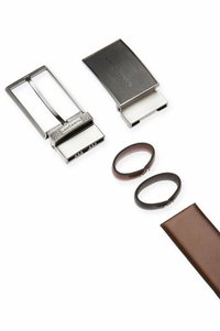 Zestaw klamry do paska zawiera srebrną metalową klamrę z wzorzystym detalem, czarne i brązowe pętle skórzane oraz brązowy skórzany pasek.