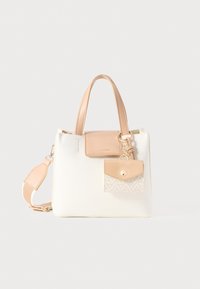 Sac à main structuré blanc avec accents en cuir beige clair. Comprend deux poignées courtes, une sangle ajustable et une petite poche amovible.